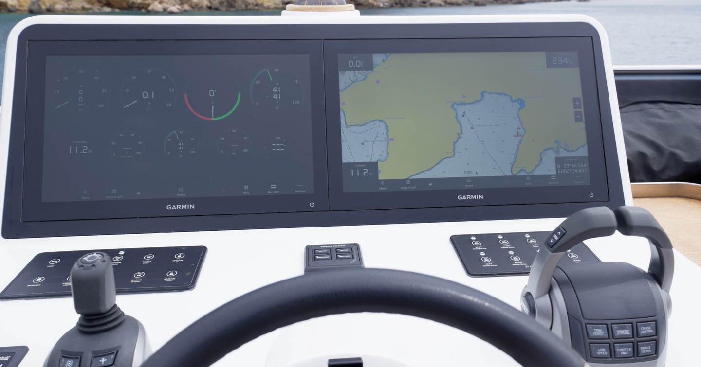 Pardo-E72-Review-flybridge-helm