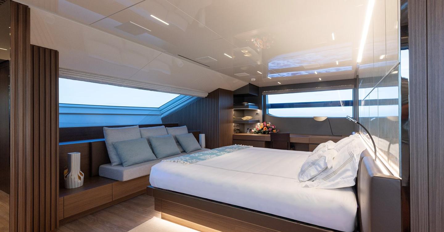 Superyacht Ambar master cabin