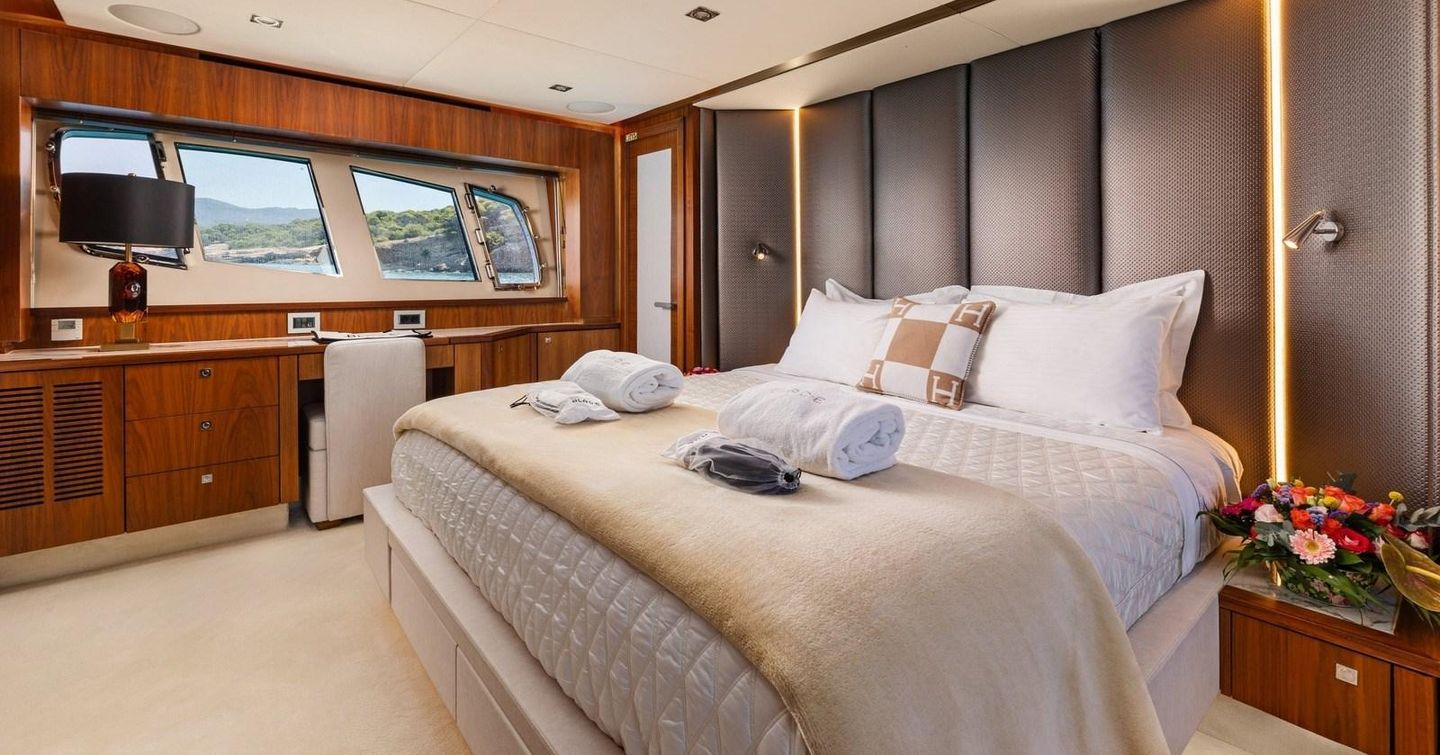  Sunseeker yacht Blade 6 master cabin with desk 