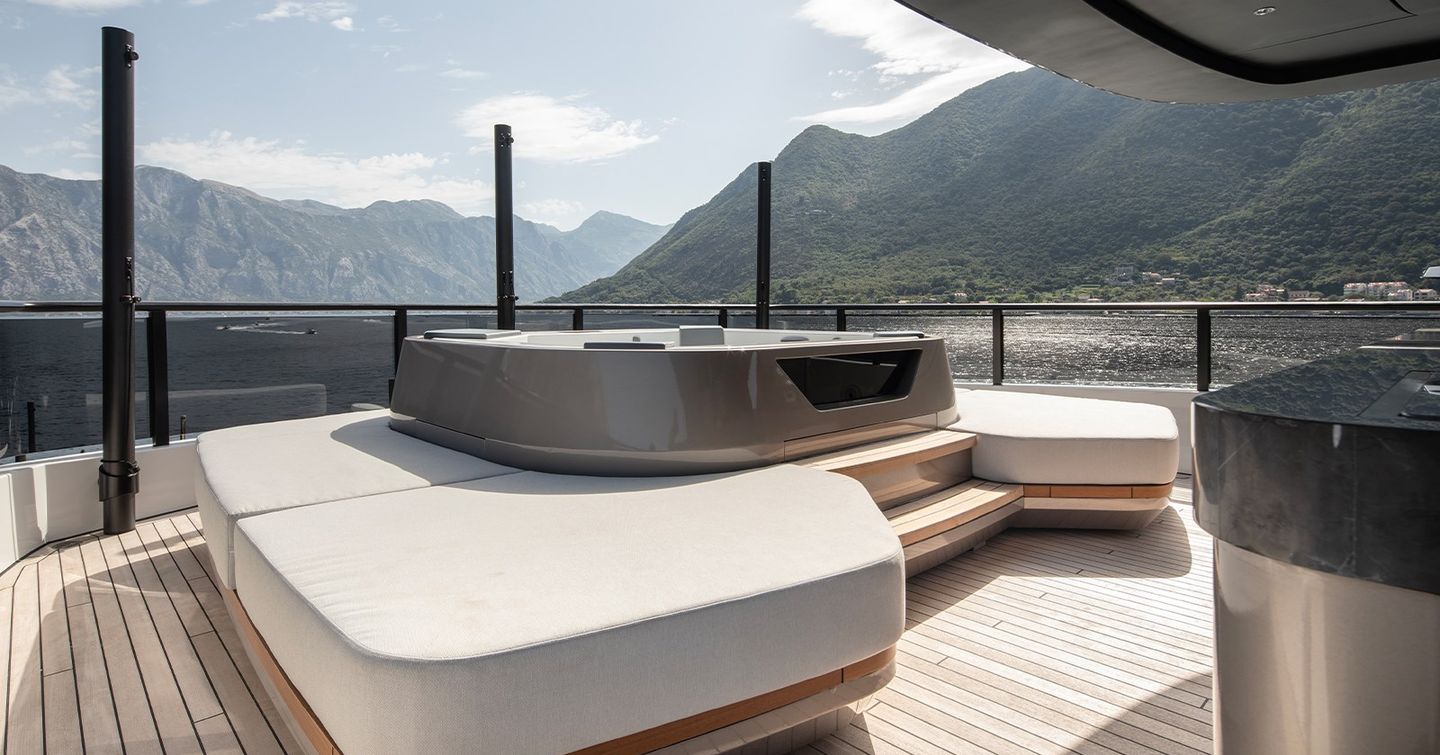 Superyacht Gisa plunge pool