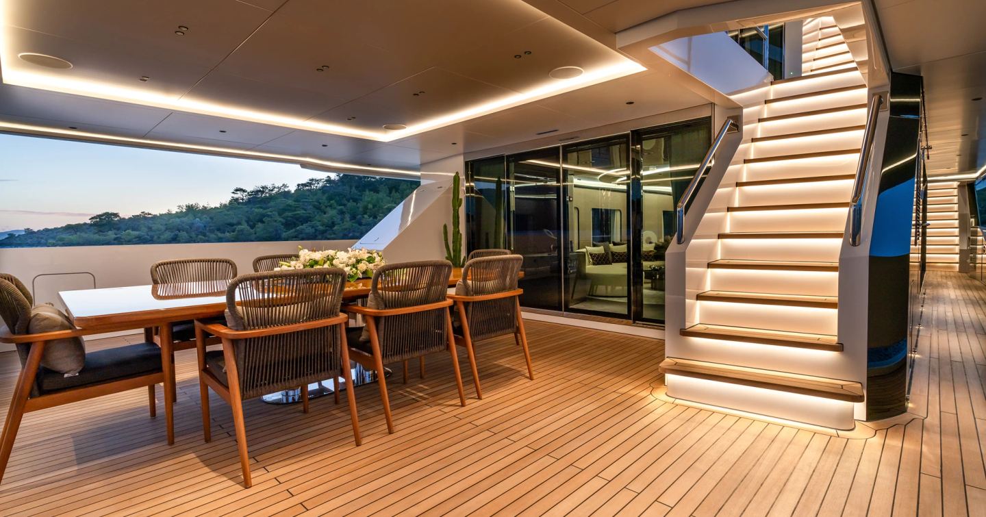 Motor yacht Kasif aft deck with alfresco dining
