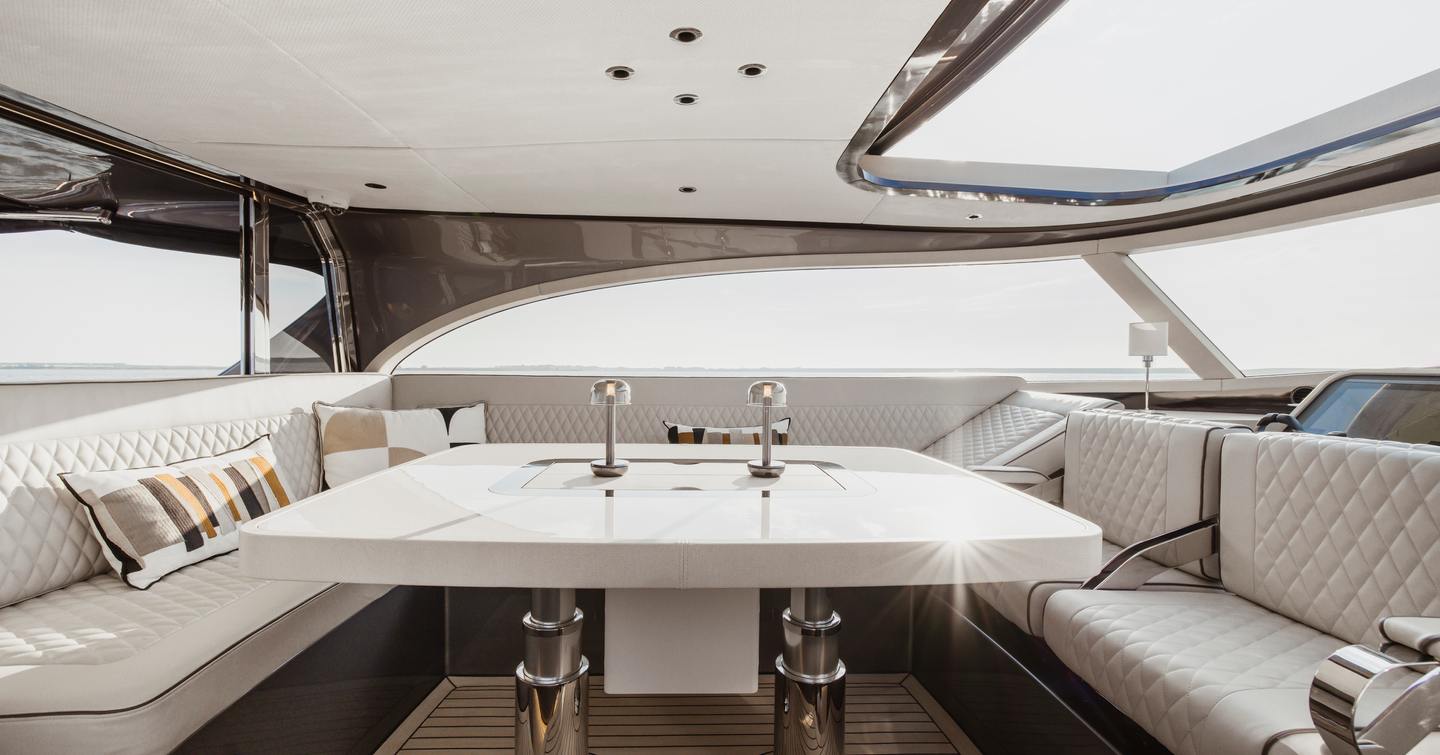 zeelander-5-review-aft-saloon-wraparound-dining-area