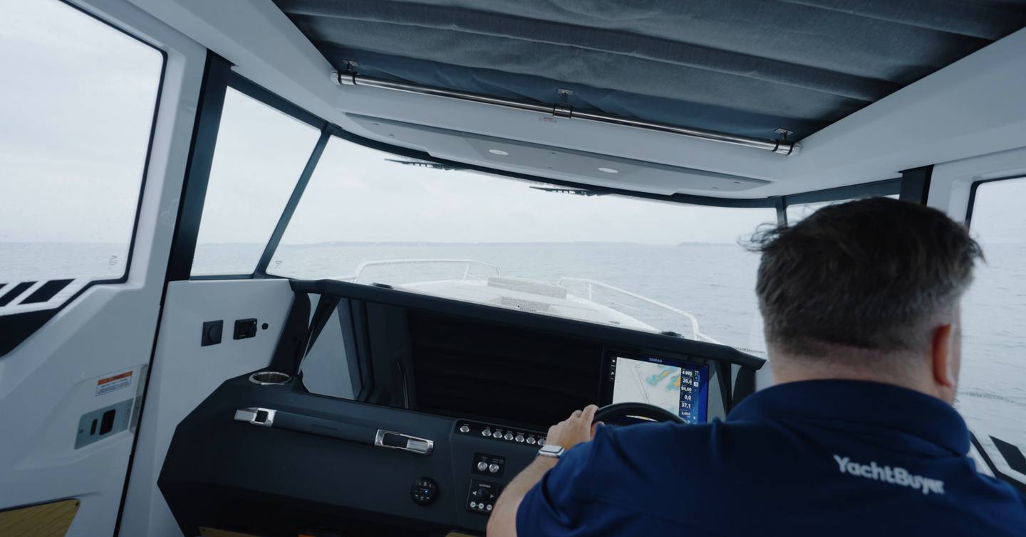 Axopar-29-XC-Cross-Cabin-Review-helm-view