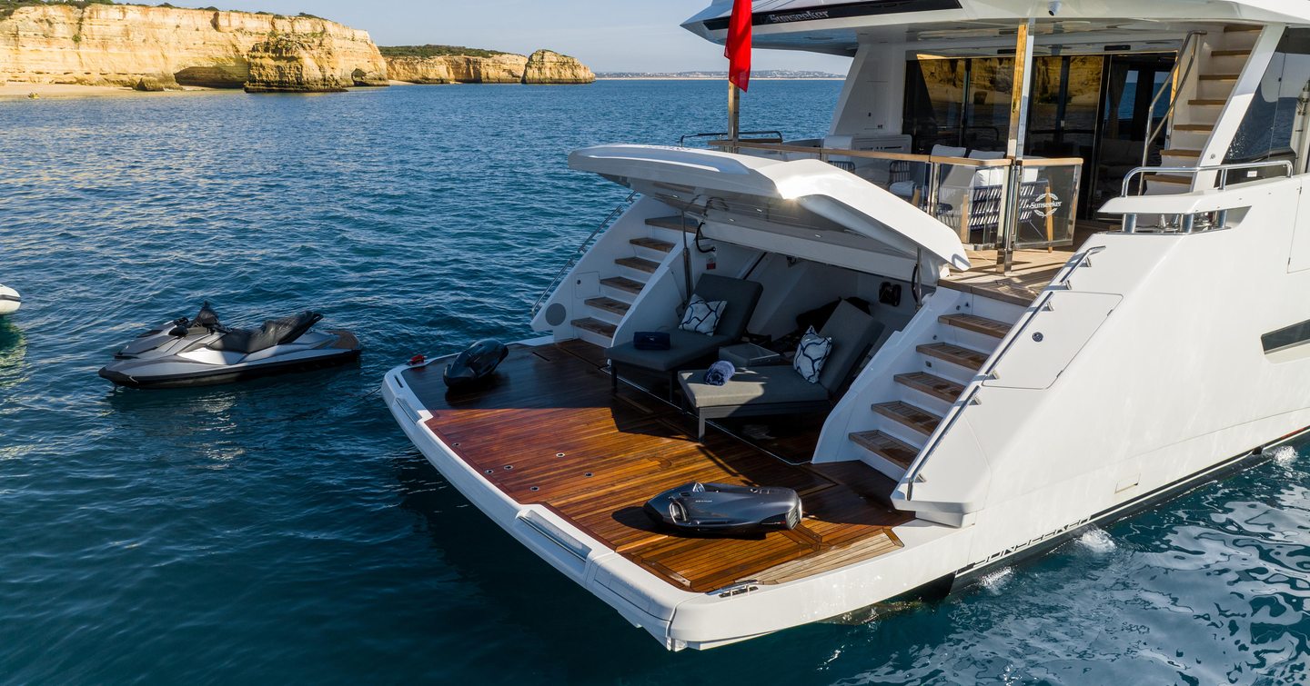 Sunseeker 100 Yacht beach club with hydraulic stern