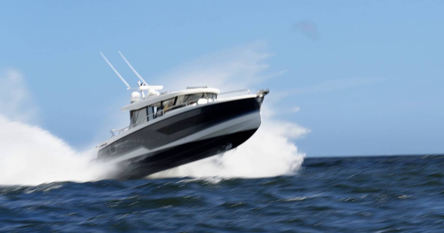 Wellcraft 38 Explorer vs Quarken 35: DRAG RACE & Agility Test Wellcraft airbourne