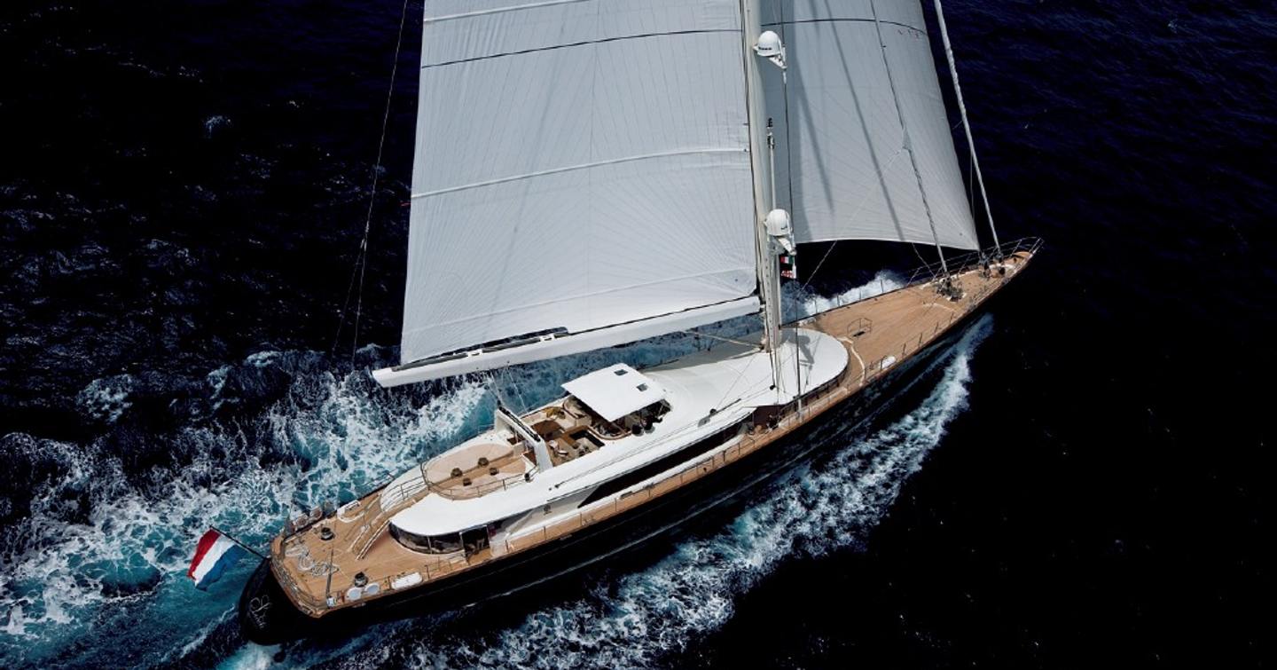 Sloop rig on Bayesian superyacht