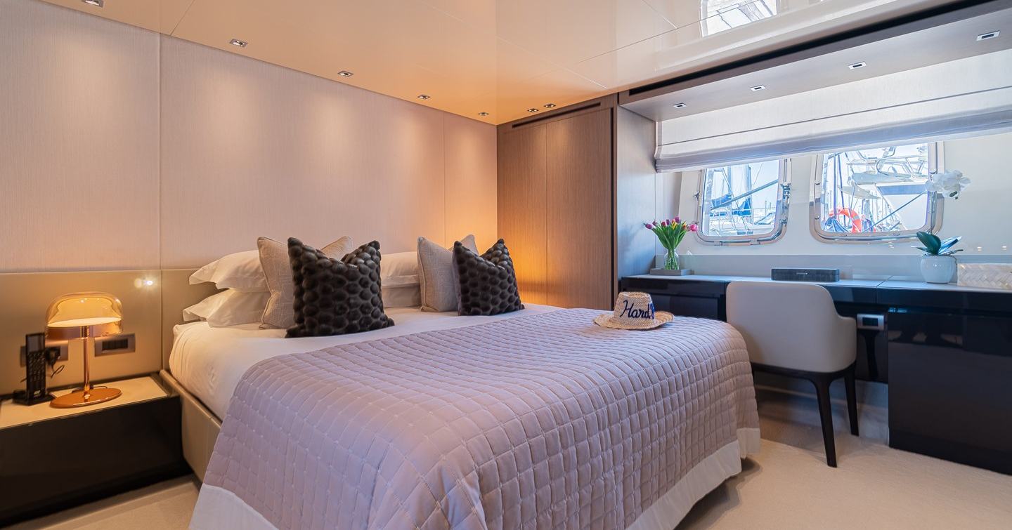 Motor yacht Hard 8's master cabin