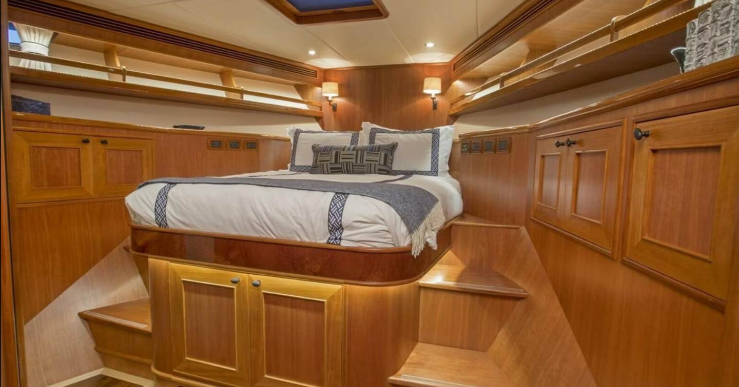 Motor Yacht Insignia owner's room 