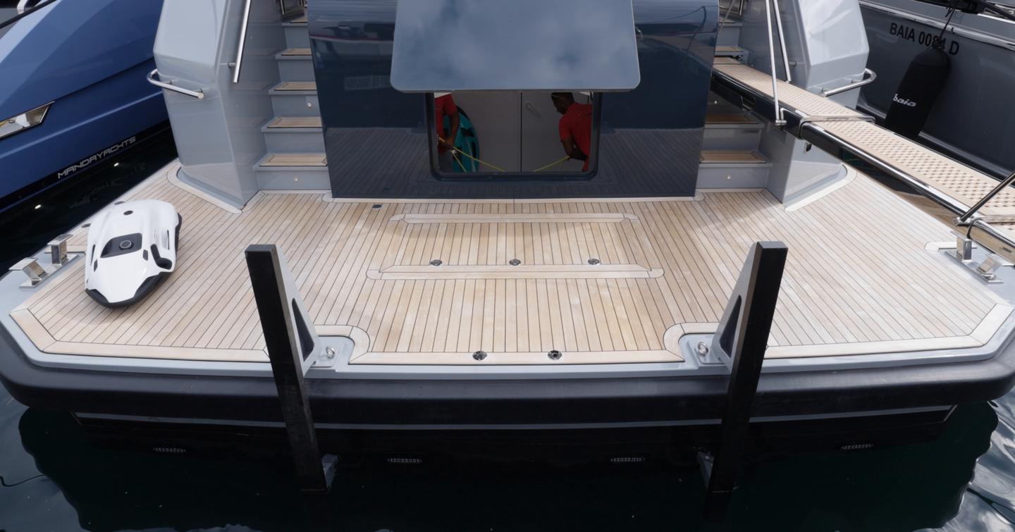 Outer-Reef-Yachts-780-Adventure-Review-swim-platform