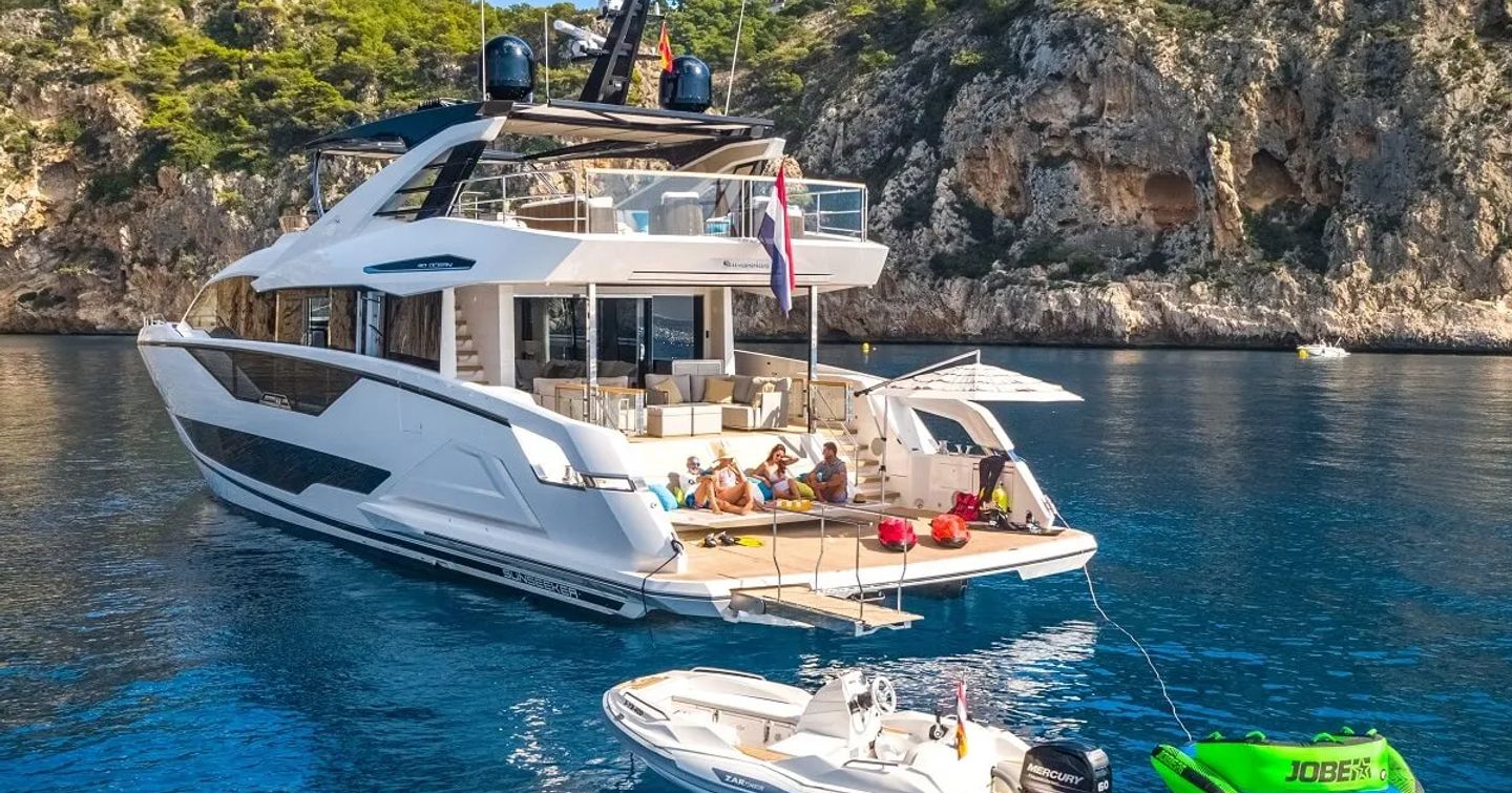 Sunseeker 90 Ocean wih clients onboard