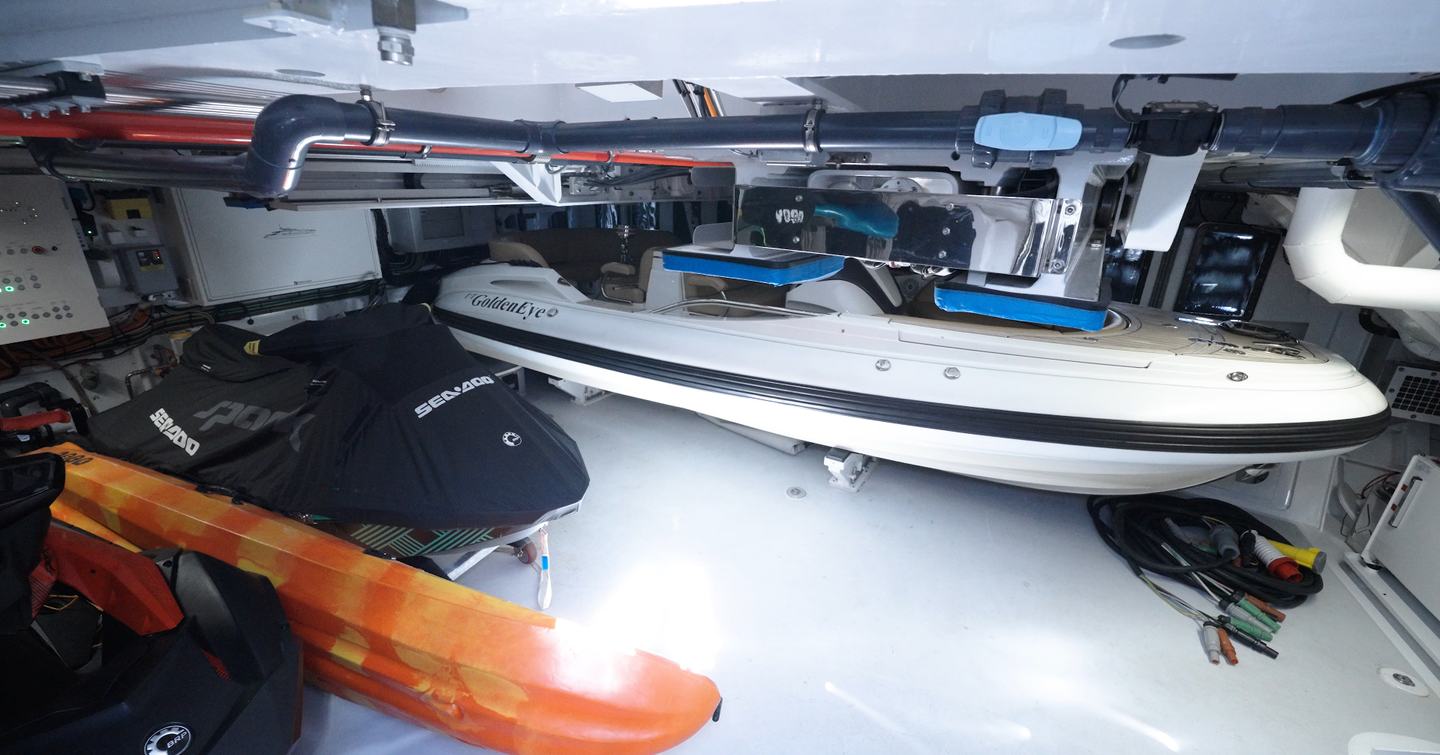 Mangusta-GranSport-54-Review-tender-garage