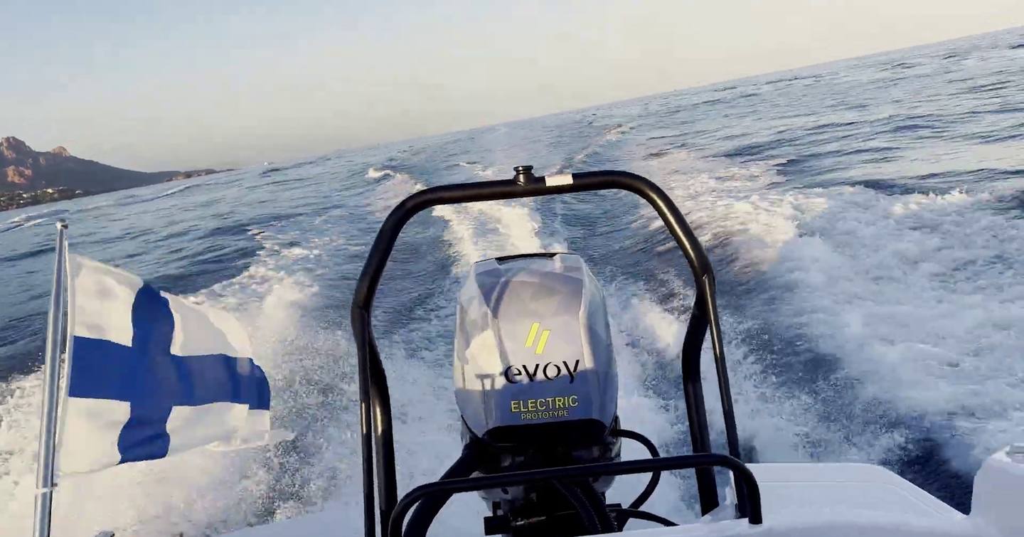 Axopar-AX/E-25-Cross-Bow-Review-wake