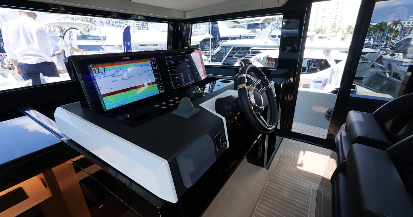 De Antonio D60 helm station with twin multifunction displays and panoramic visibility