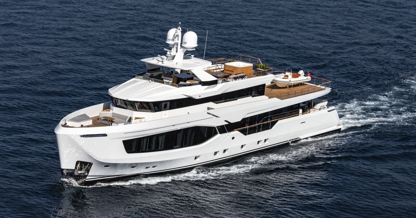 Numarine 37 XP motor yacht under way 