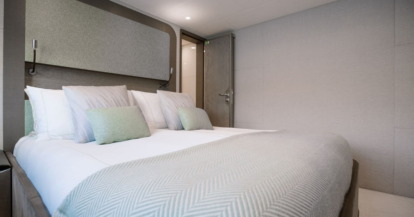 Motor Yacht Vivaldi's main bedroom