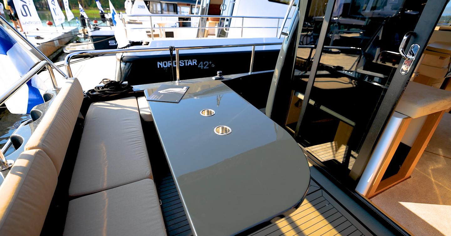 Nord-Star-31-plus-cockpit-table