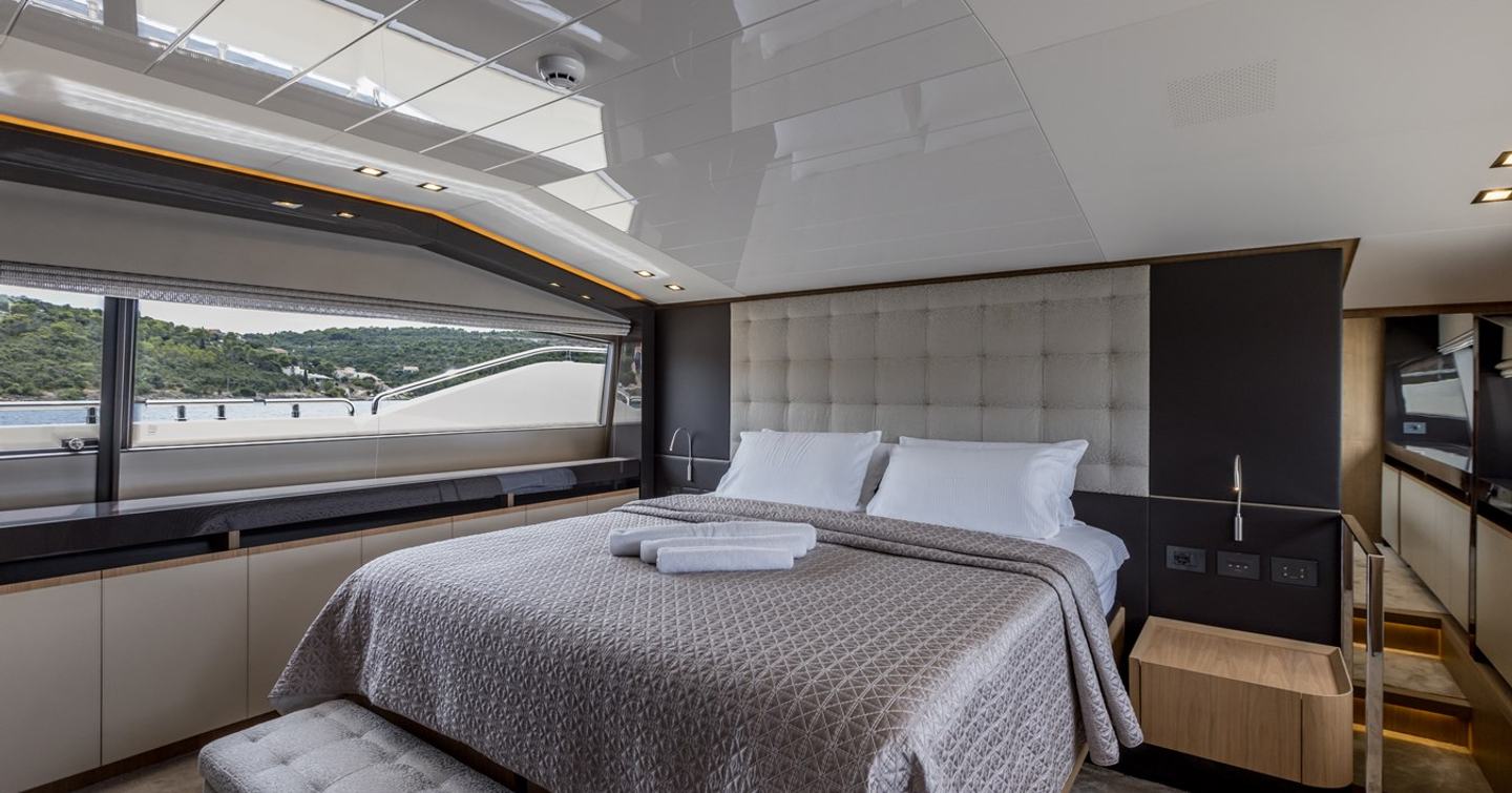 Motor yacht Katariina Xo's owner's bedroom