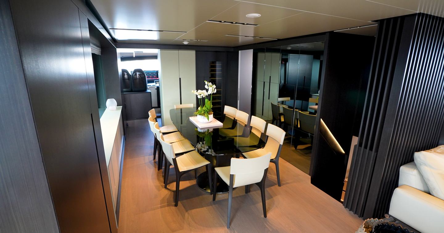 Pershing-GTX116-Review-dining-area
