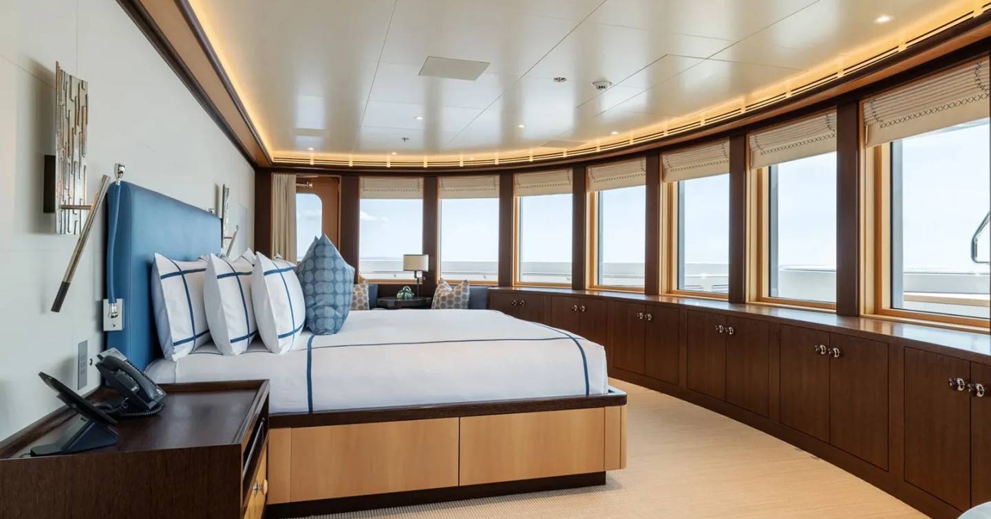 Superyacht Rocinante's master cabin 