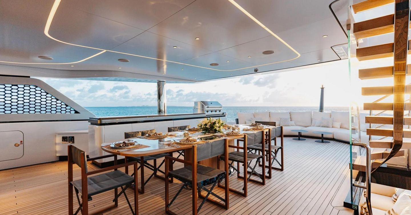 daybreak flybridge with dining area