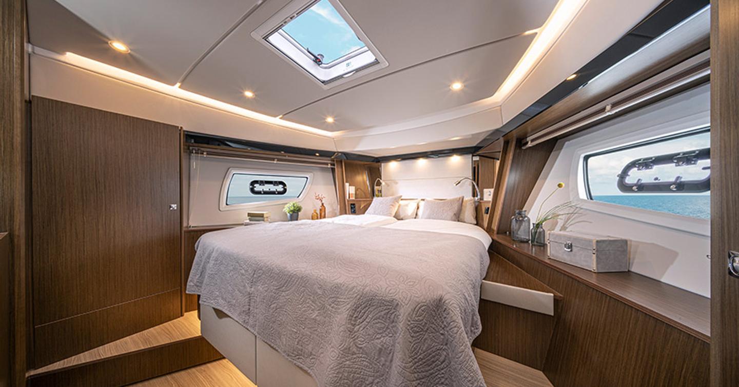 Bavaria-Virtess-420-Fly-forward-cabin