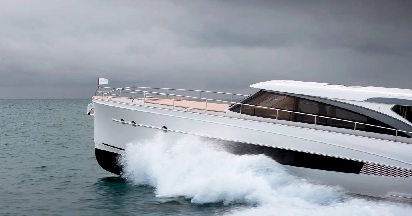 Close up of Mulder Favorite 2000 Boat bow while under way 