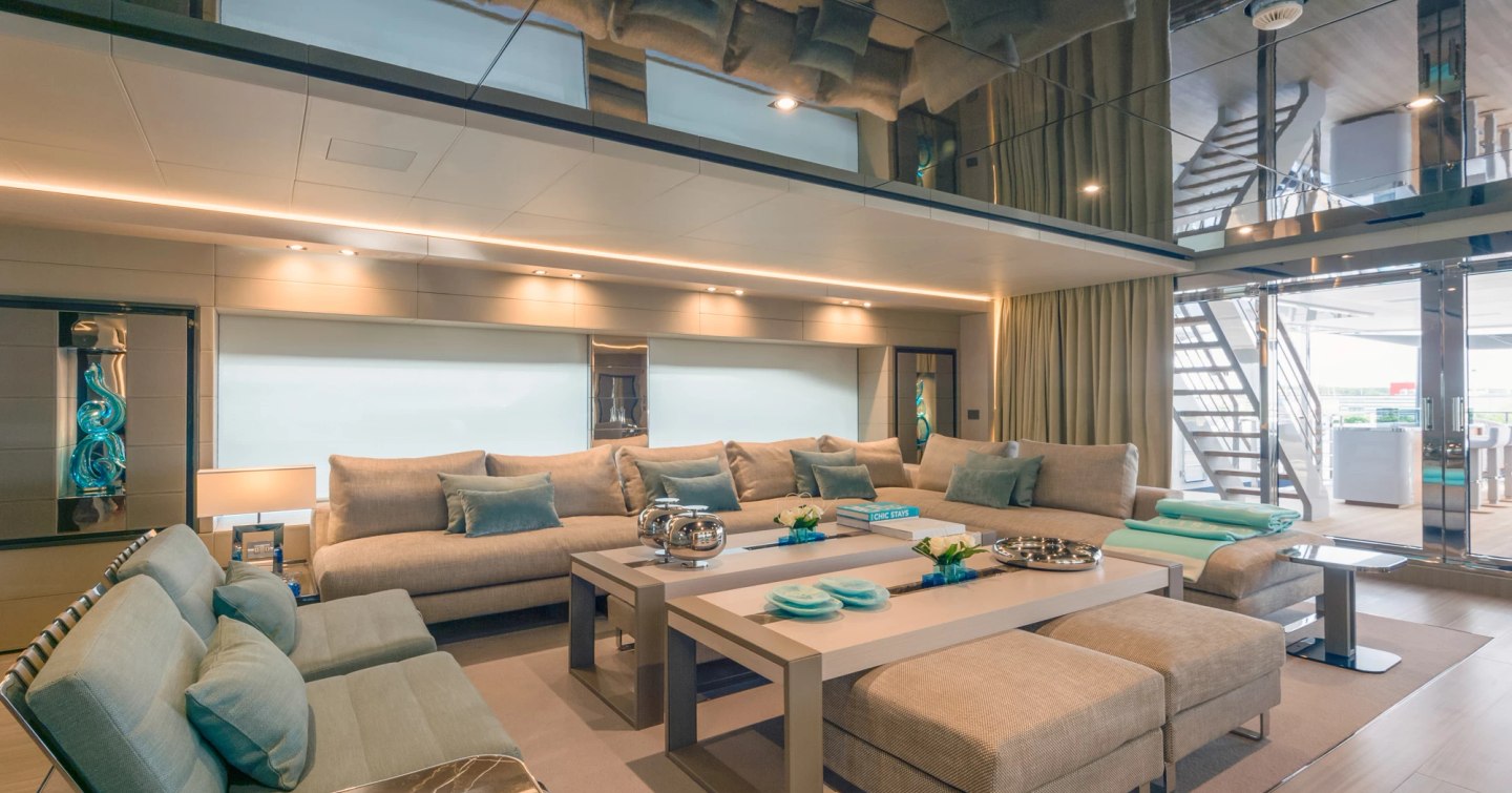 Superyacht Utopia IV skylounge