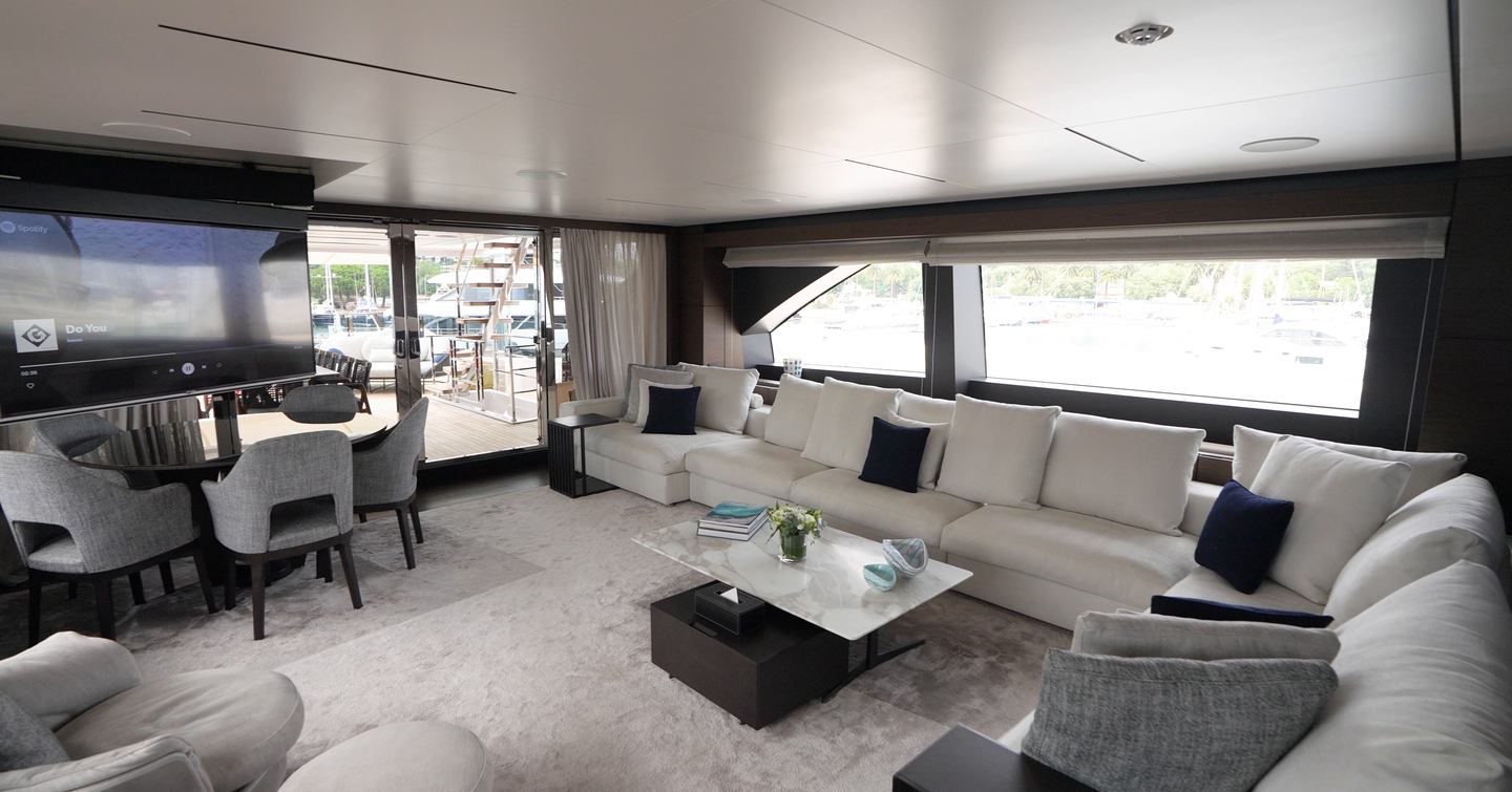 Custom-Line-Navetta-42-Review-skylounge