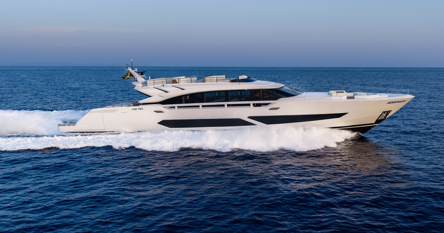 AB yacht Casa Bri Mare underway side view 