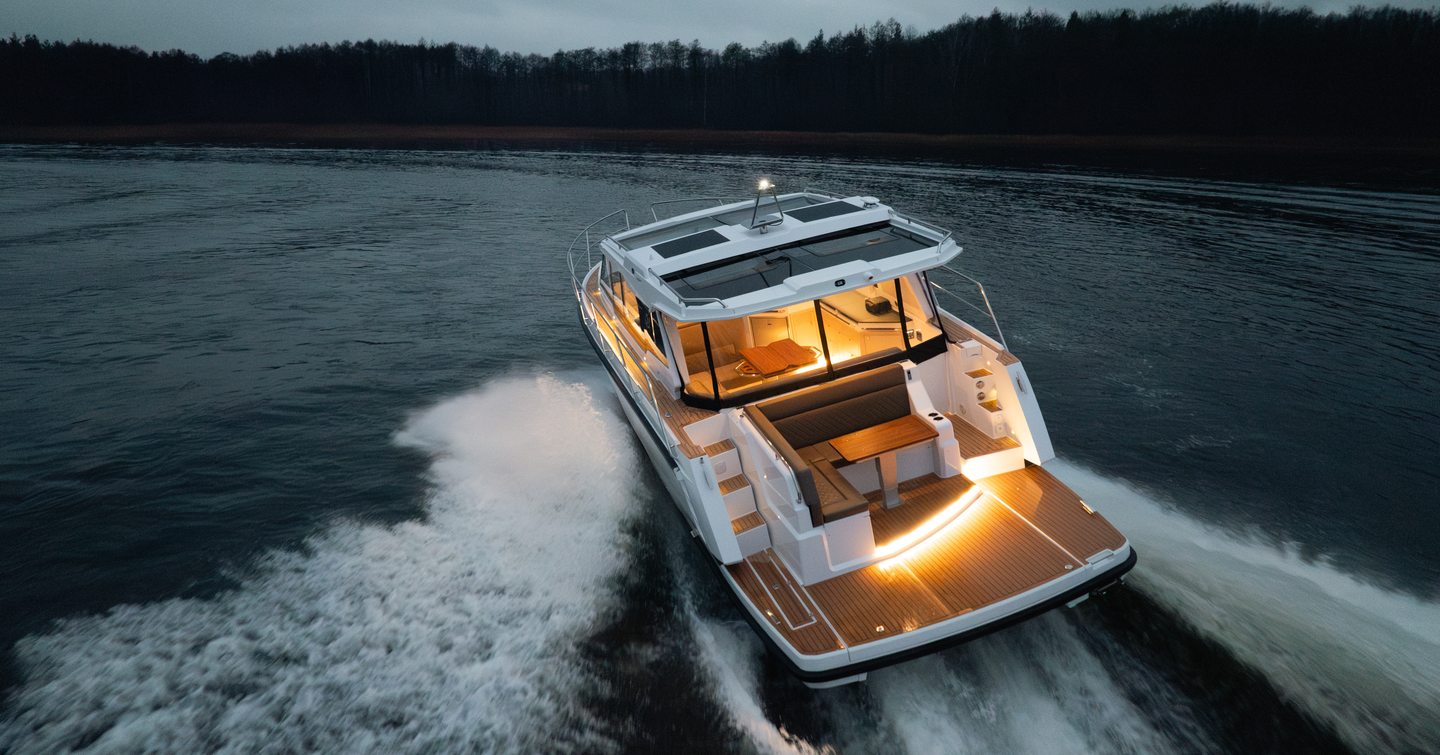 Aquador-400HT-Review-aft-deck