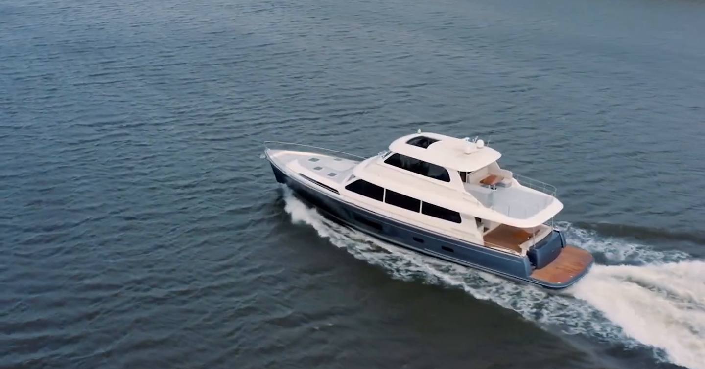 Grand-Banks-GB85-Skylounge-performance