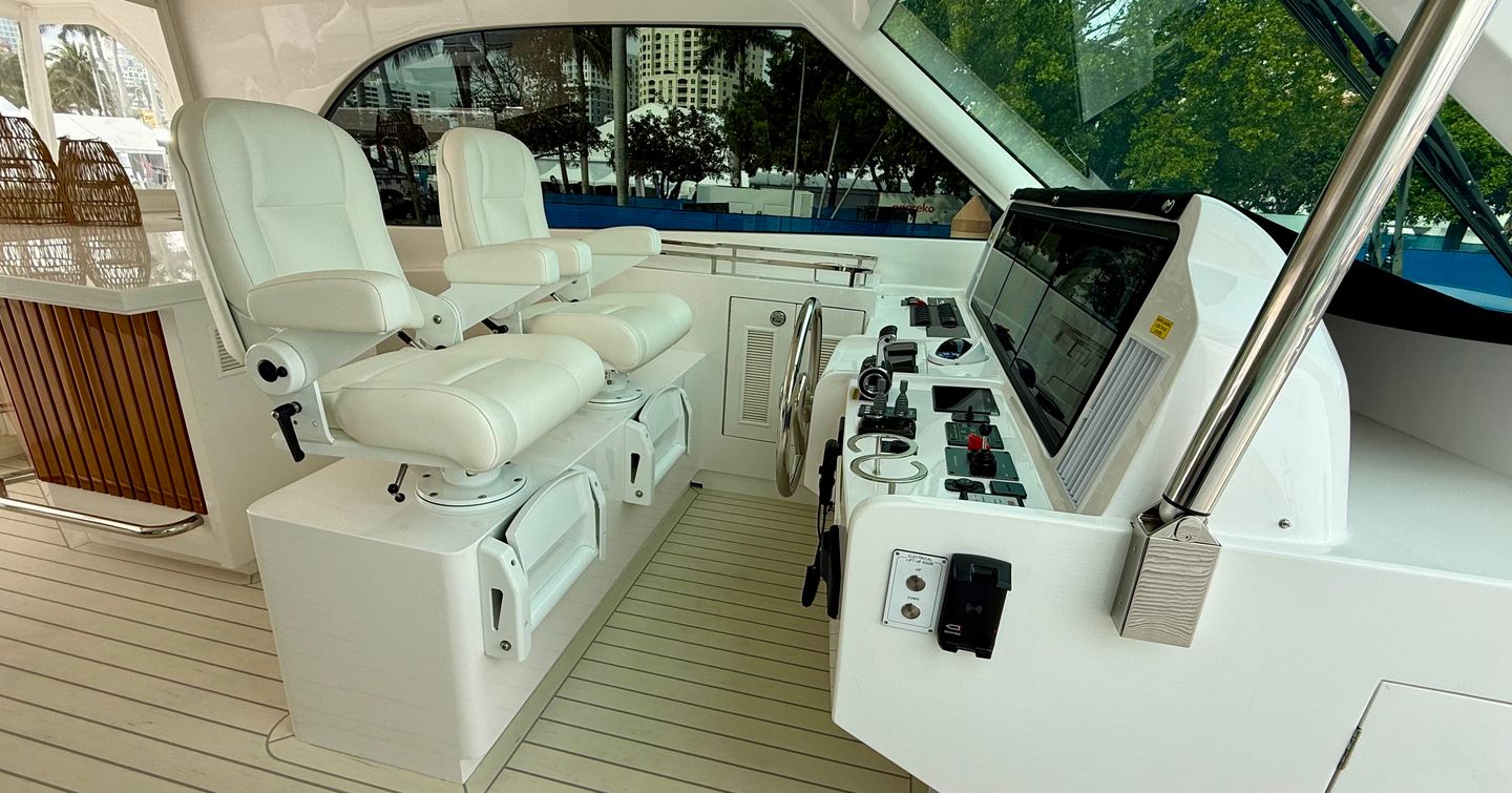 Horizon-PC60-helm-station-side