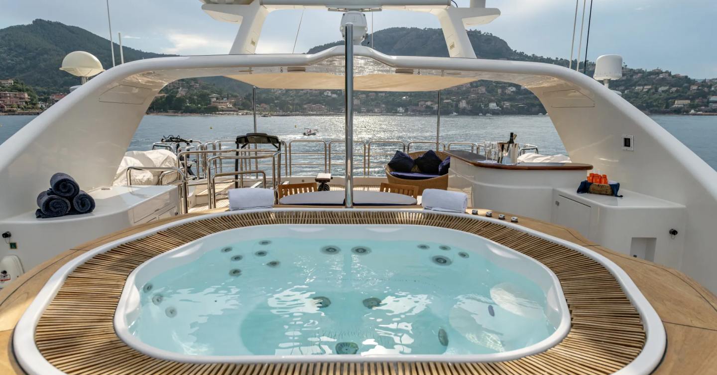 Superyacht Sea Blue'Z sundeck jacuzzi
