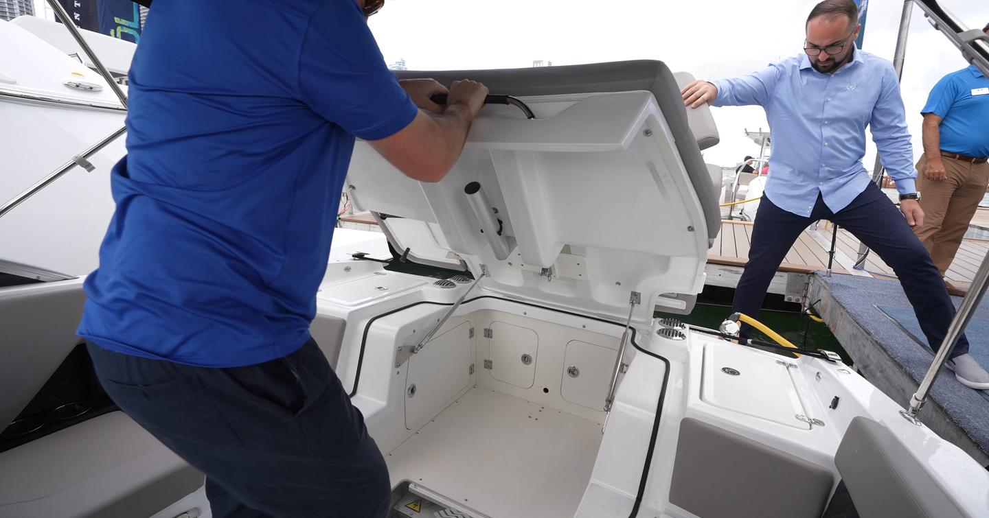 Four-Winns-H2-OB-Review-toilet