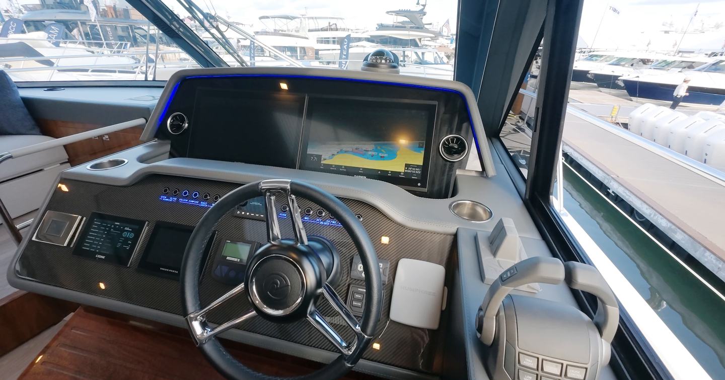 Riviera 5600 Sport Platinum Edition helm with twin Garmin displays and Volvo Penta joystick