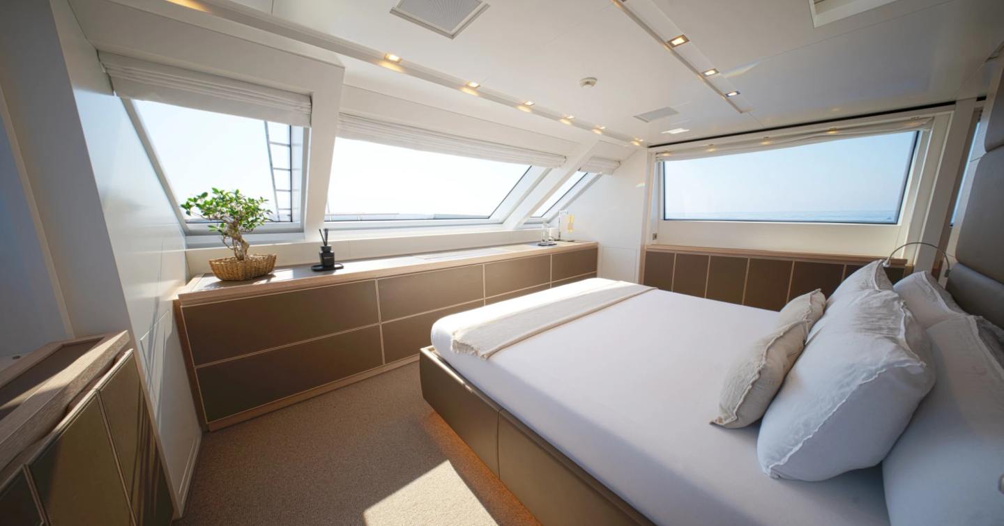Sanlorenzo motor yacht Naya 7 master cabin with windows 