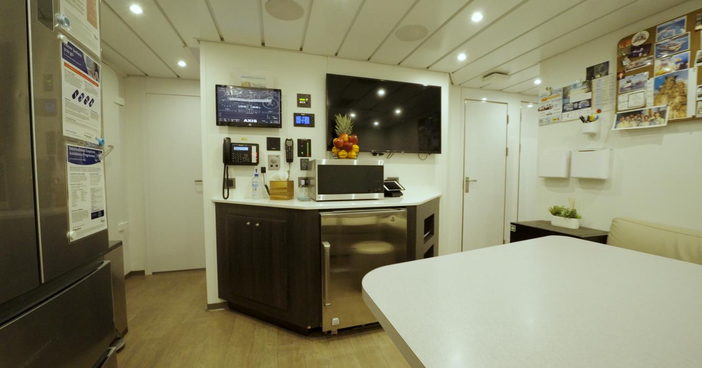 Damen-YS5009-motor-yacht-Axis-crew-mess-TV