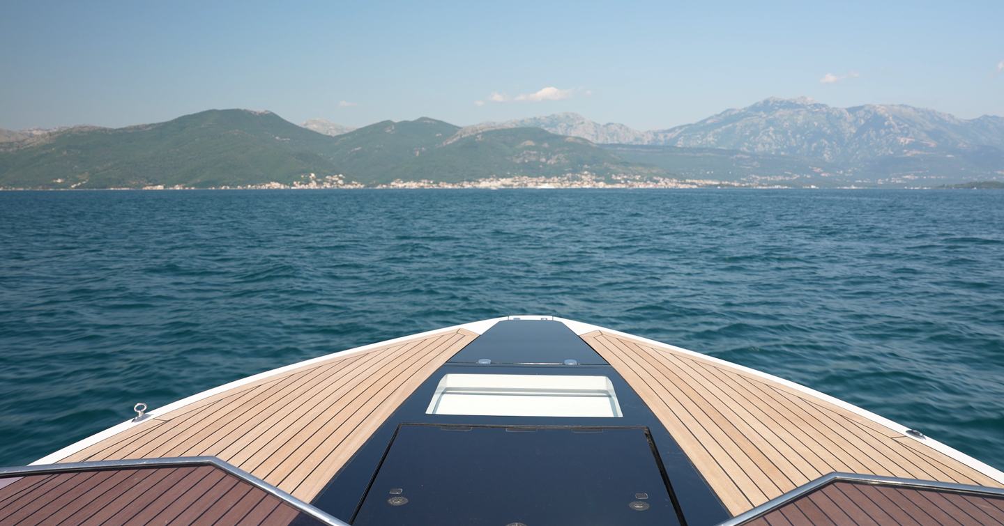 Dominator-Midi-Ilumen-M35-foredeck