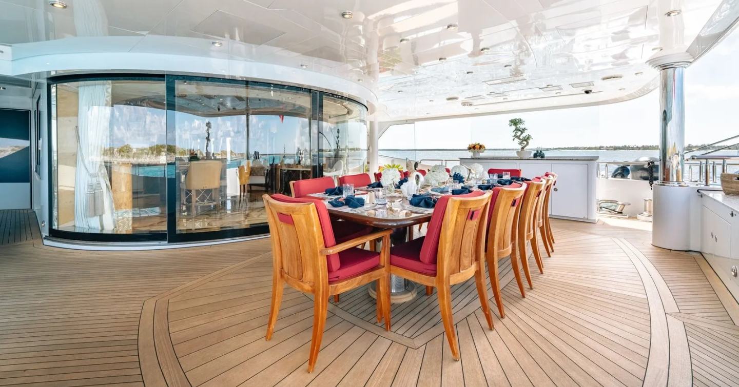 Superyacht Elis Et Mar main aft deck dining area 