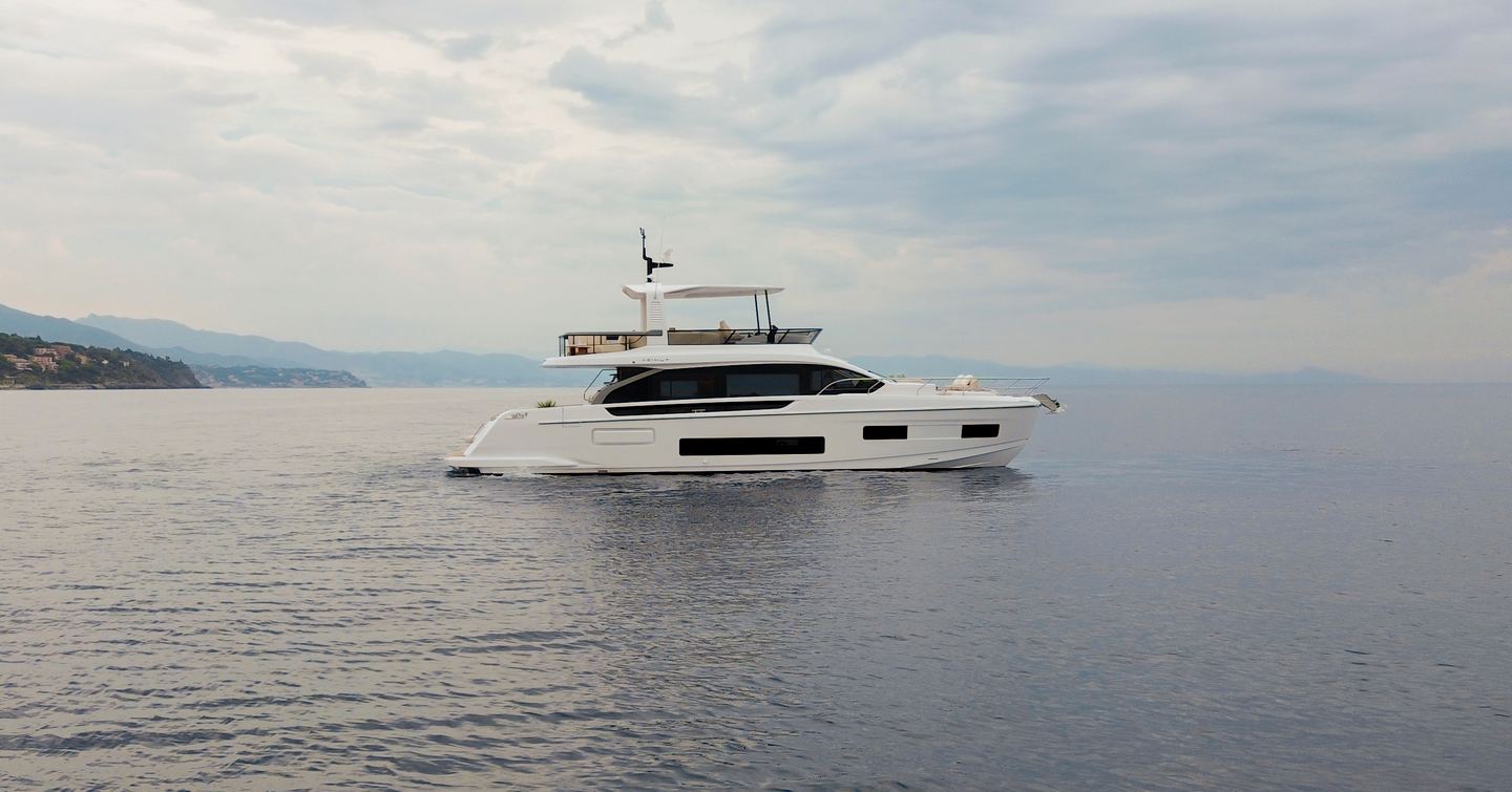 Azimut Fly 62 under way