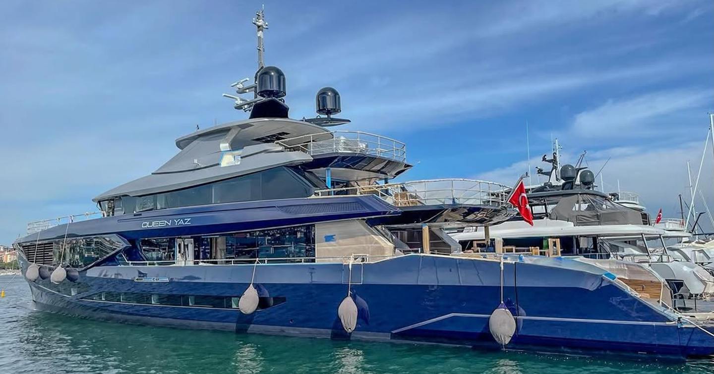 Dearsan superyacht Queen Yaz docked