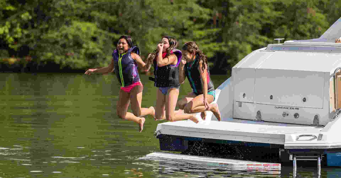 Sea-Ray-Sundancer-320-aft-deck-lifestyle