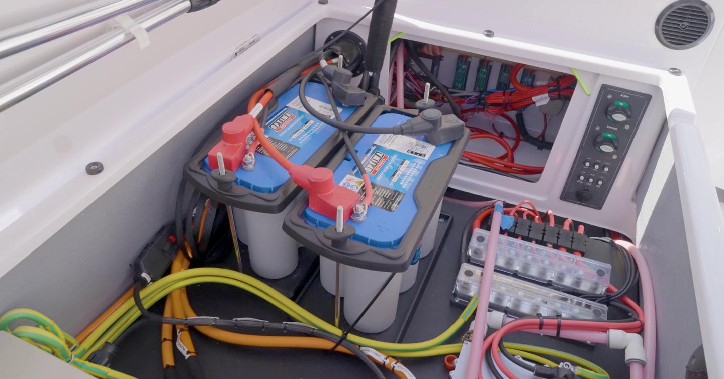 Axopar-AX/E-25-Cross-Bow-Review-engine-space