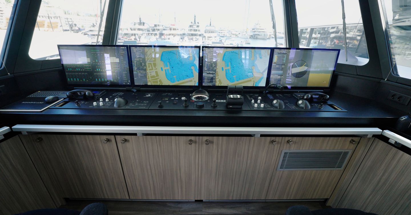 Damen-YS-53-Review-helm-station-monitors