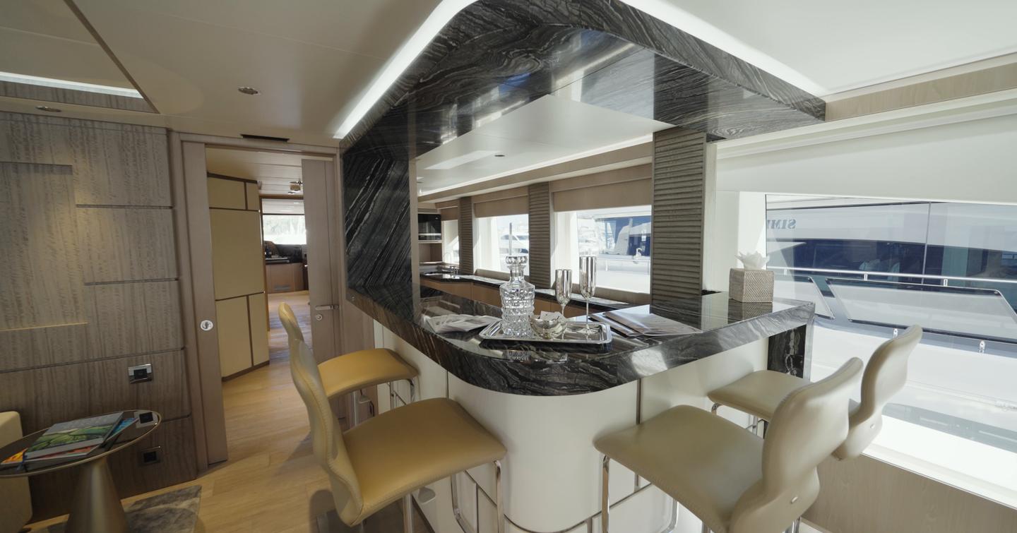 Gulf-Craft-Majesty-140-Review-bridge-deck-bar