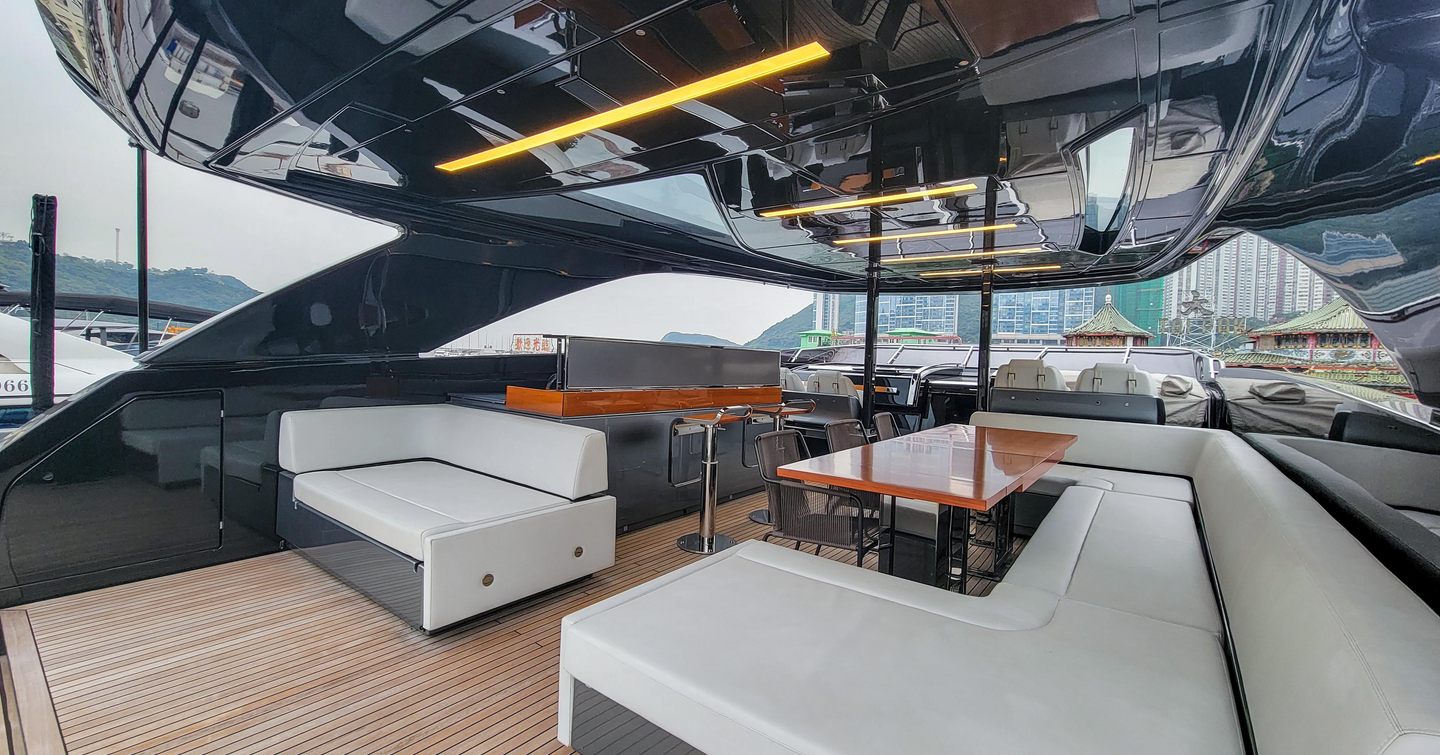 Superyacht 28 Monopoly flybridge seating area