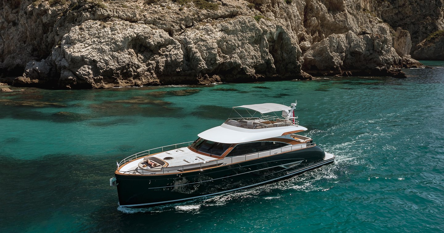 Mulder Favorite 2200 motor yacht under way 