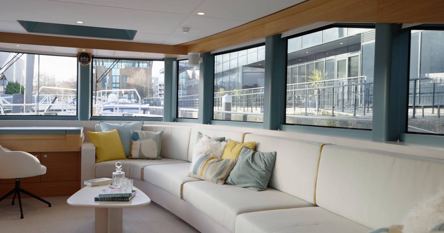 Arksen-85-Review-saloon-lounge