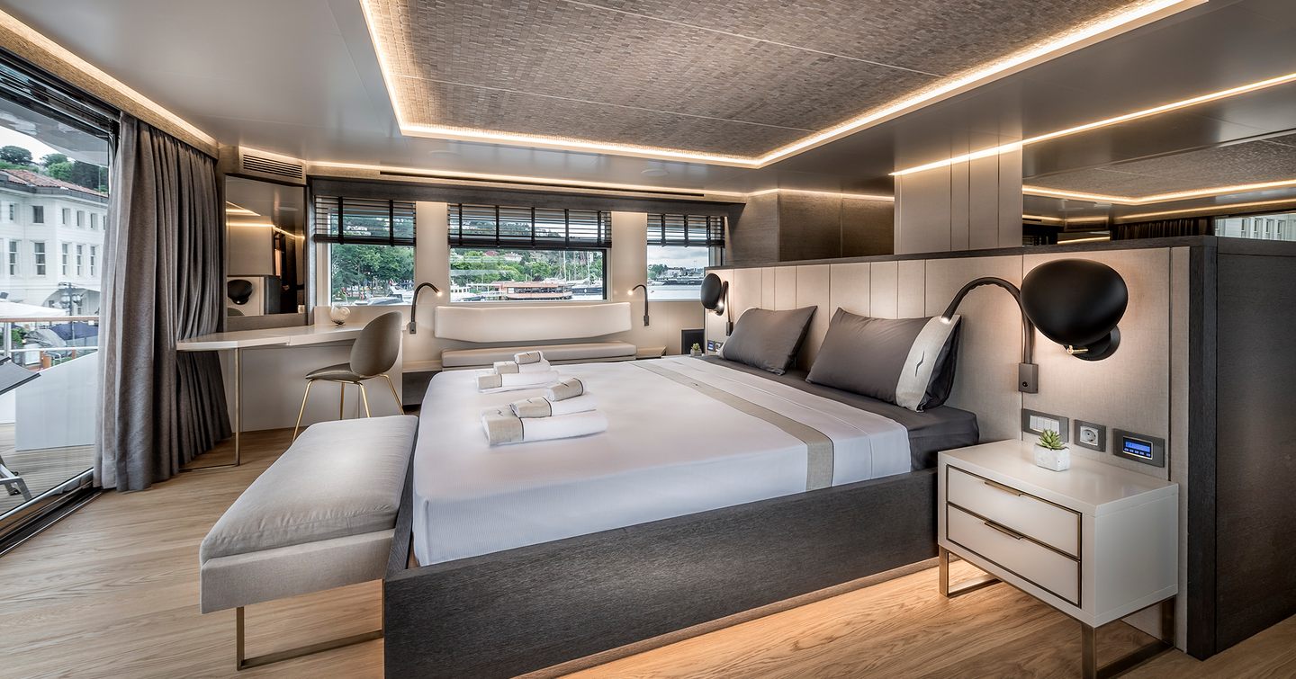 Numarine 32XP motor yacht master cabin 