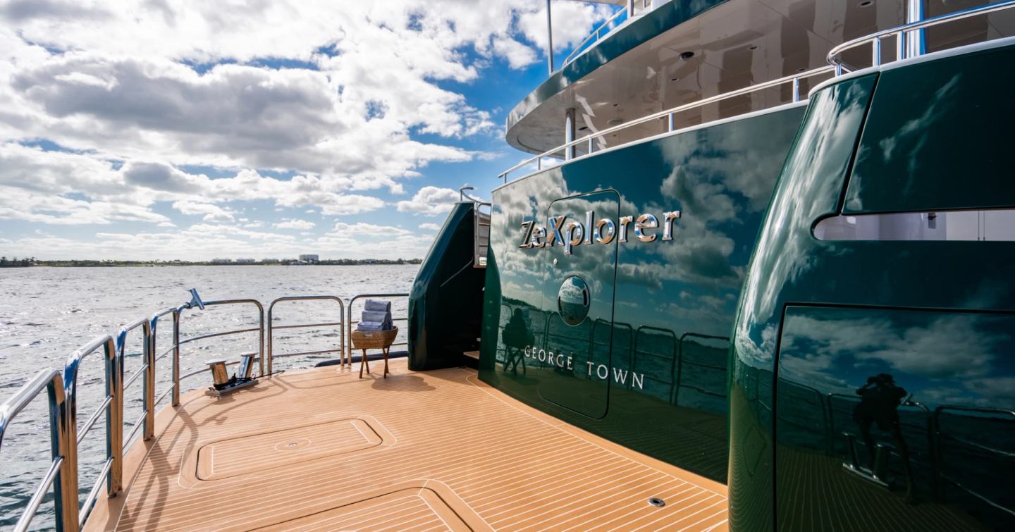 Explorer yacht Zexplorer fixed bathing platform